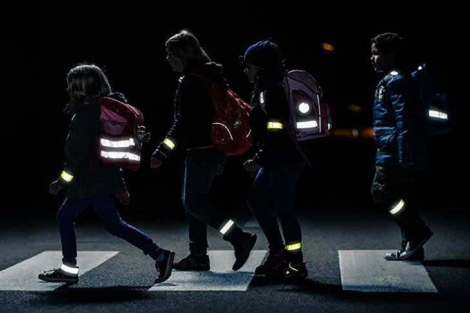 Мешканців Хмельниччини закликали одягати світловідбивачі: навіщо