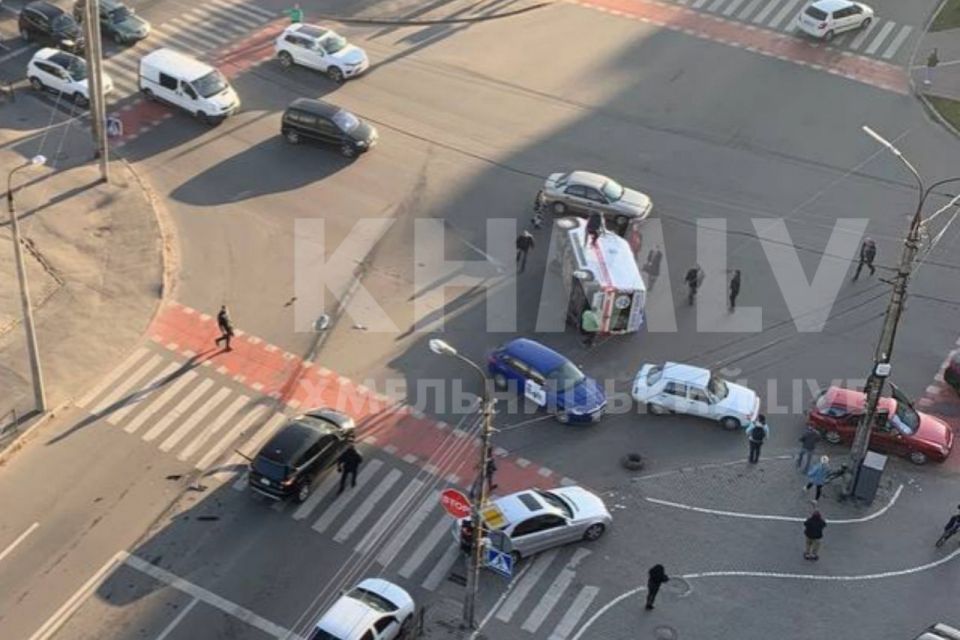 В центрі Хмельницького перекинулася "швидка". Відео зіткнення