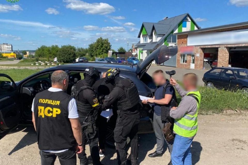 Продавали алкогольний фальсифікат: на Хмельниччині судитимуть членів злочинного угрупування