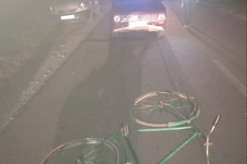 На Хмельниччині легковик збив велосипедиста. Чоловік потрапив до лікарні