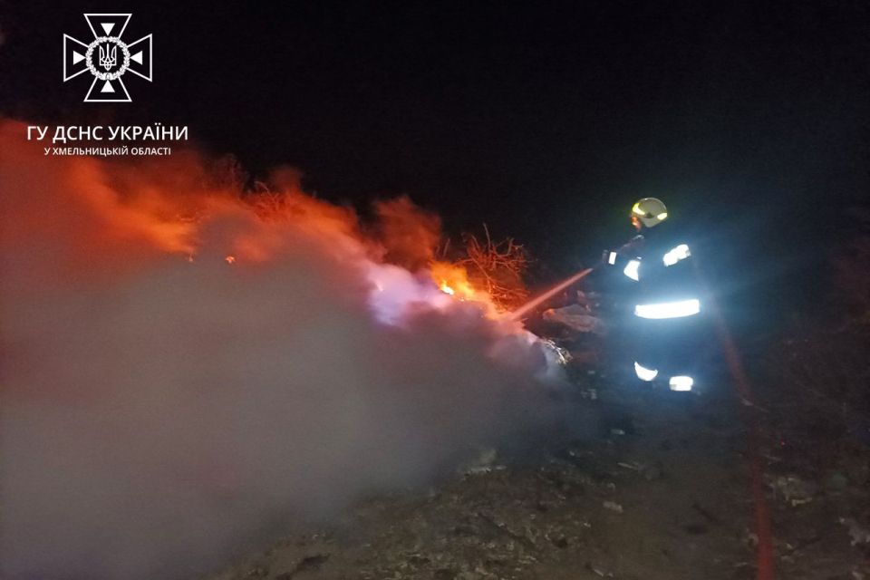 На Хмельничччині горіли будівлі та сміття