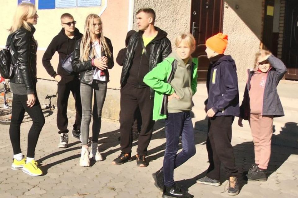 “Виїжджали без бензину”: родина переселенців з Донеччини оселилась біля Меджибожа
