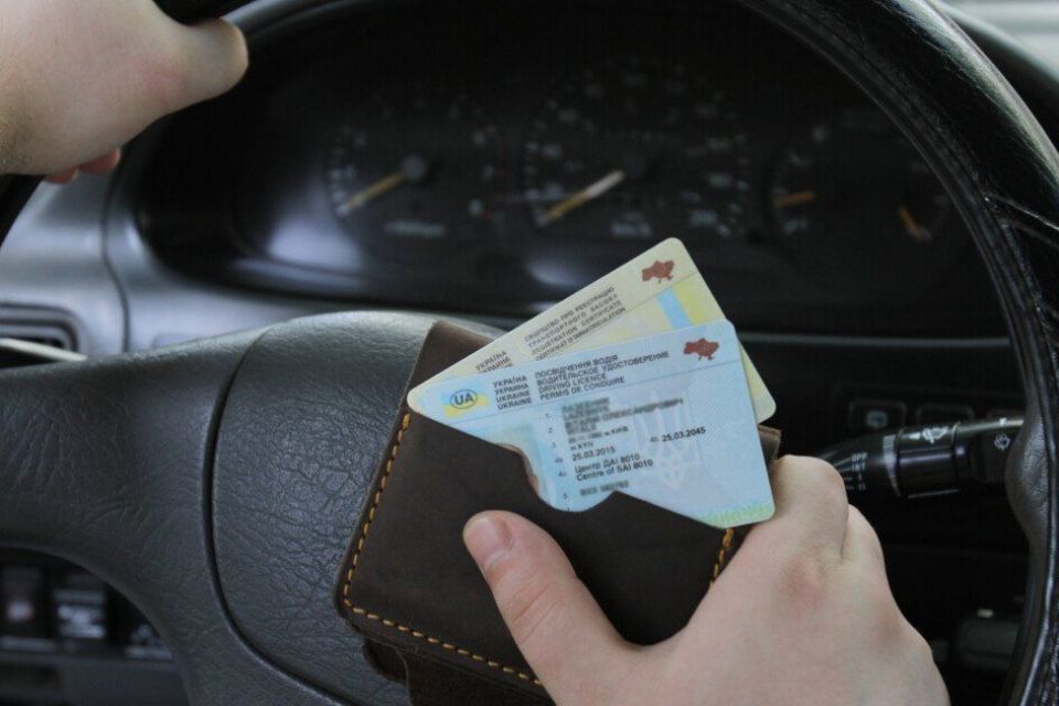 В Україні видаватимуть Е-свідоцтва про реєстрацію авто та Е-посвідчення водія: подробиці