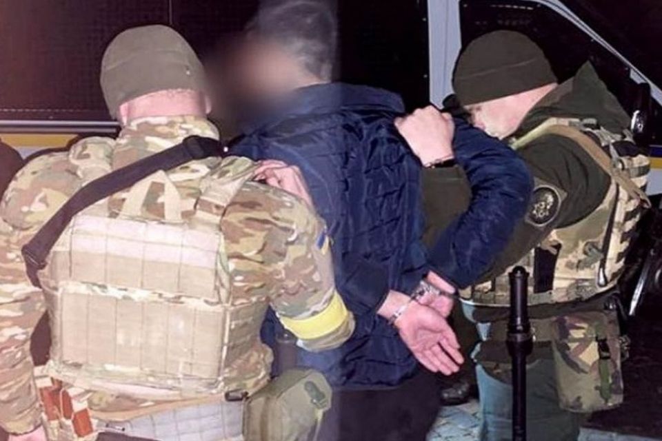 У Кам’янці затримали чоловіка, який розгулював містом з гранатою