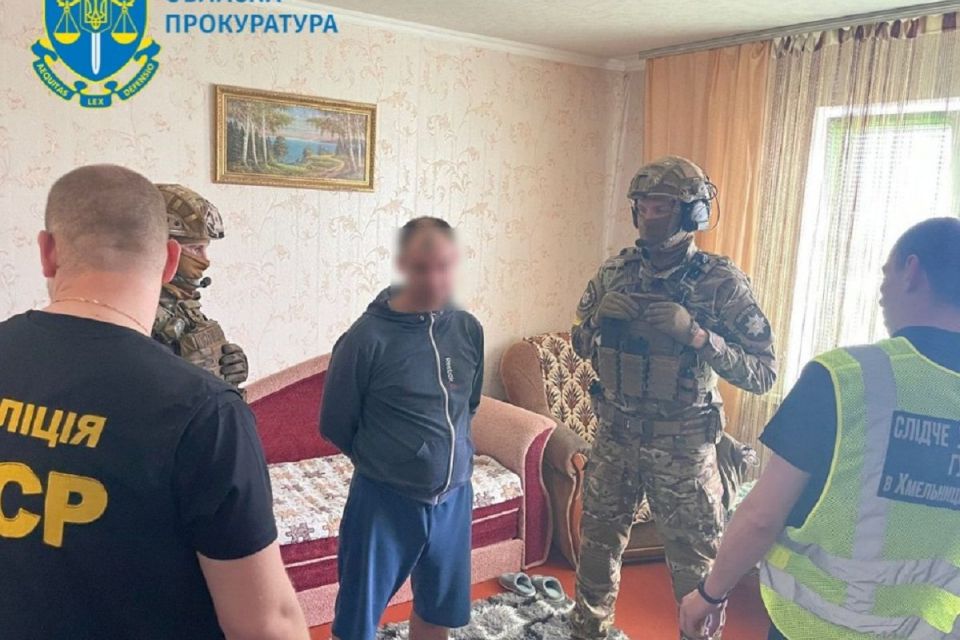З нього знущалися, а він - терпів і платив: на Хмельниччині затримали вимагачів