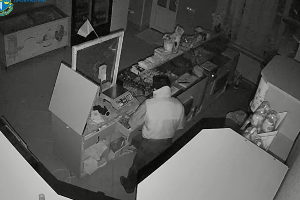 Чоловік викрав з магазину гроші та продукти. Що вирішив суд