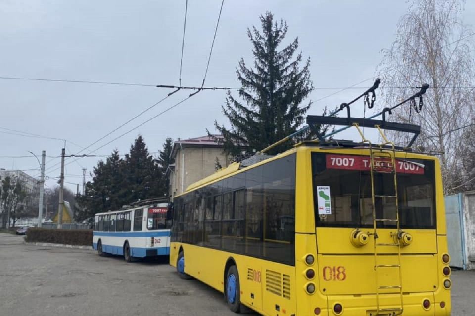 У Хмельницькому на громадському транспорті з’явилися особливі наліпки (ФОТО)