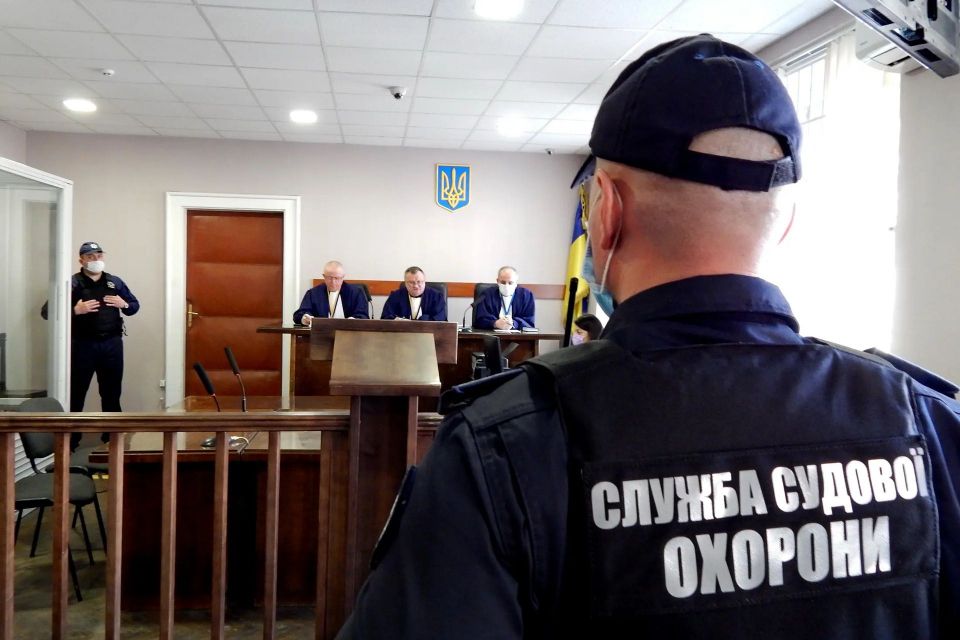 Скільки заборонених предметів та зброї хмельничани намагались пронести до суду
