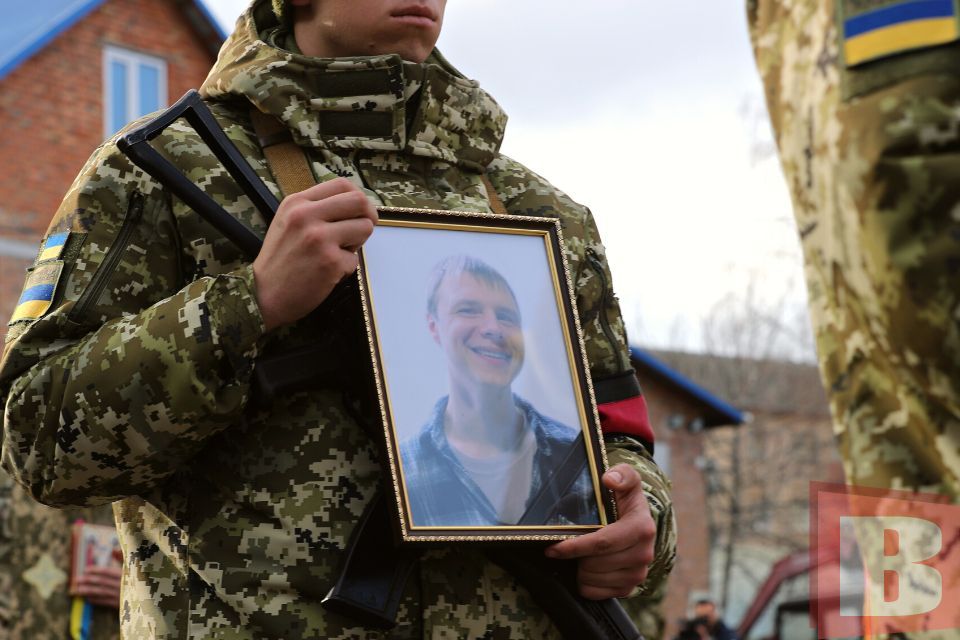 “Прожив коротке, але яскраве життя”: хмельничани попрощалися із загиблим Романом Омелечком
