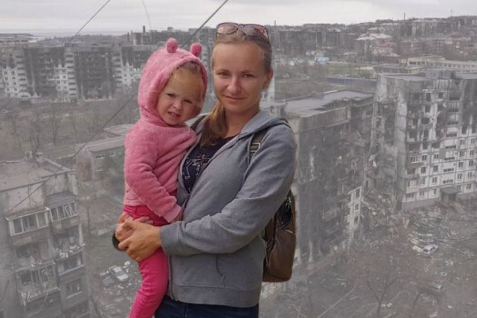 “Один бажає щасливої дороги, а інший націлив на нас автомат”: історія родини з Маріуполя, яка вирвалась з міста