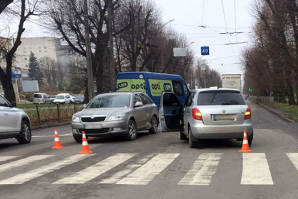 На Тернопільській зіткнулися два легковики. Один із водіїв потрапив до лікарні
