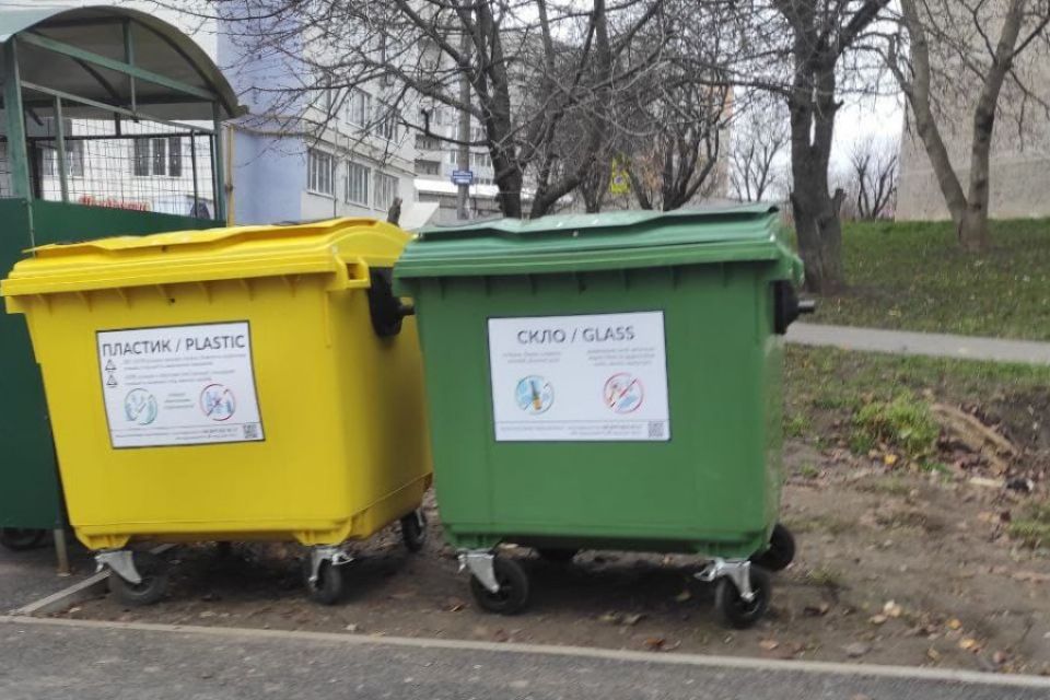 У Хмельницькому встановлюють нові контейнери для сортування сміття (ФОТО)