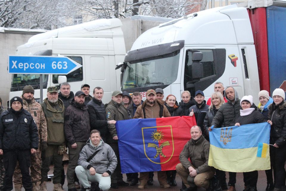 На Херсонщину з Хмельниччини вирушили 8 вантажівок із гуманітарною допомогою