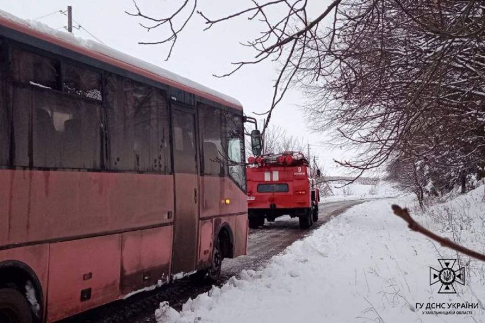На Хмельниччині автобус з пасажирами потрапив у снігову пастку