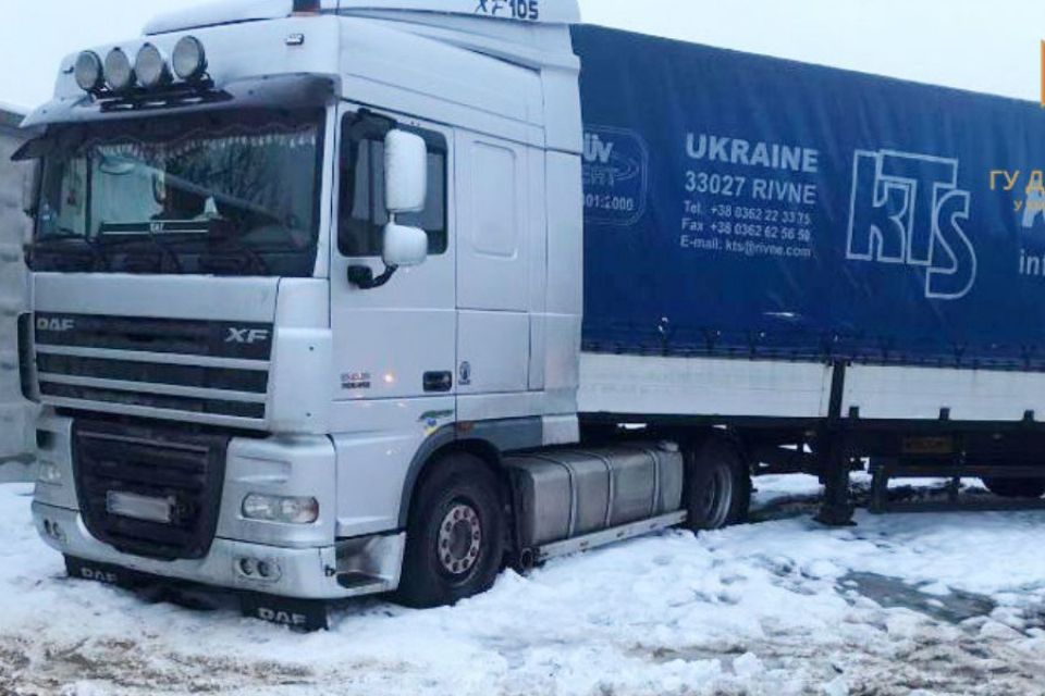 Надзвичайники витягнули з кюветів 2 вантажівки на Хмельниччині (ФОТО)