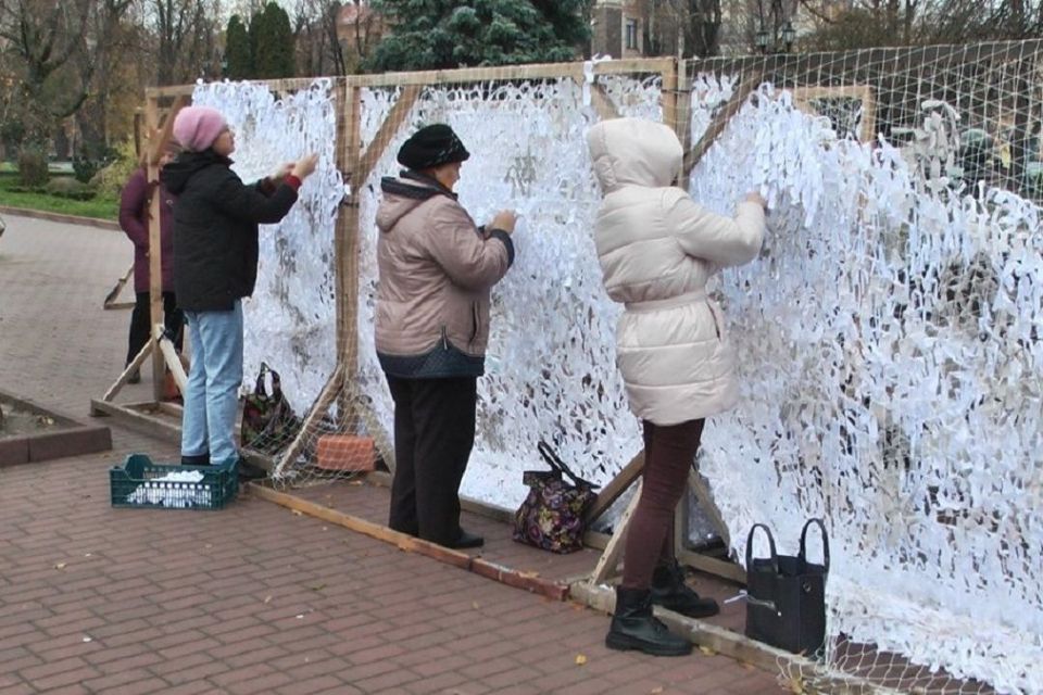 У Хмельницькому просто неба плетуть маскувальні сітки: деталі