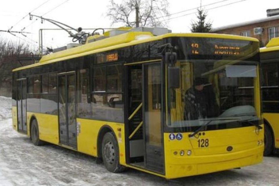 Рух тролейбусів у трьох мікрорайонах зупинено через аварію на лінії