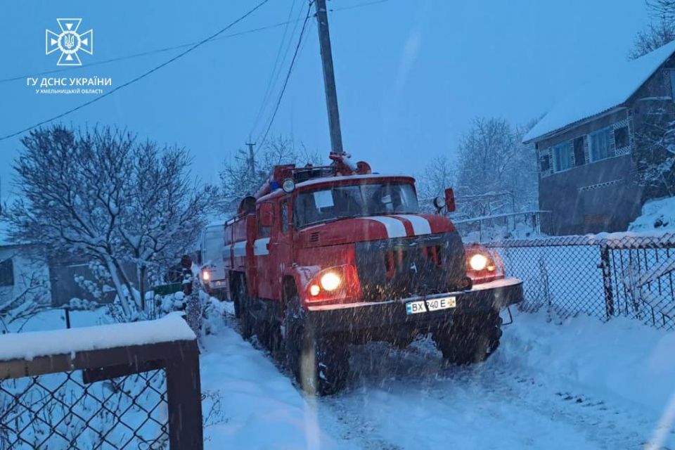 Через негоду 4 автомобілі застрягли на дорогах Хмельниччини