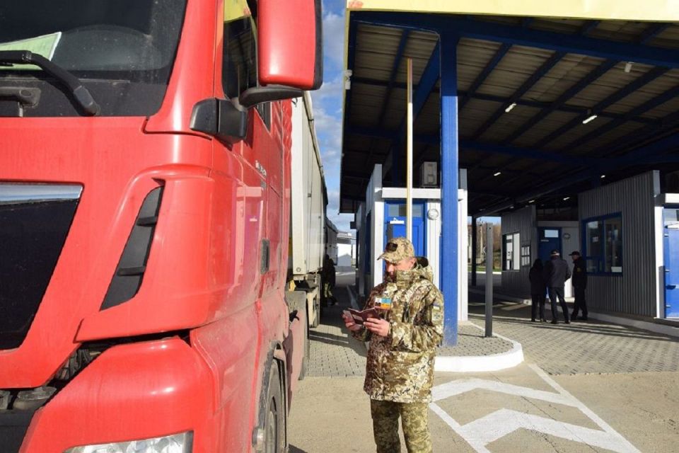 Виїзд чоловіків з України: уряд затвердив зміни до правил перетину кордону