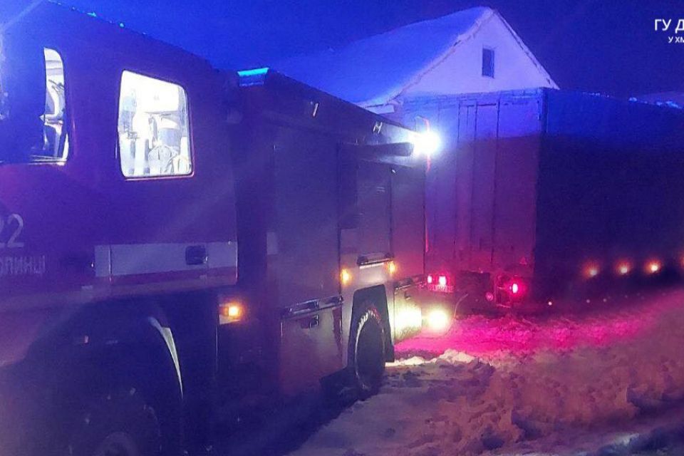 ДТП на Хмельниччині: зіткнулися легковики та застрягла вантажівка (ФОТО)
