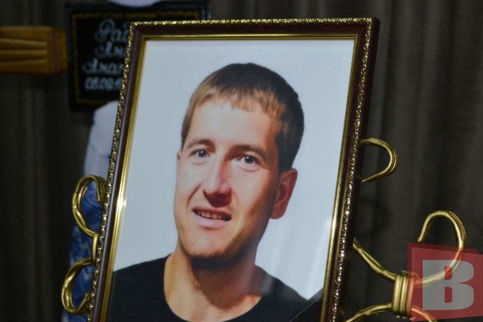 “Війна забирає найкращих”. Хмельницький попрощався з солдатом Андрієм Радьком