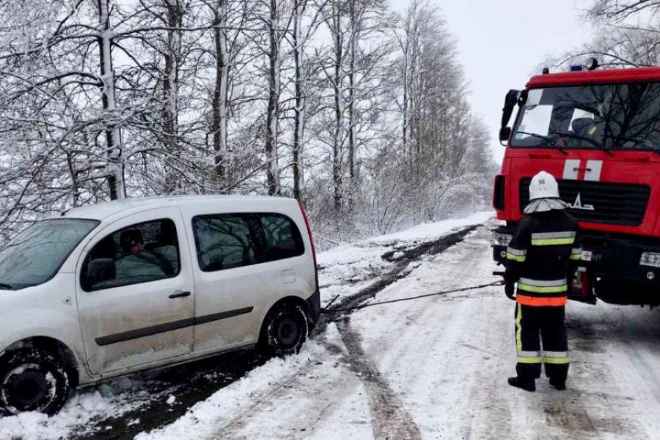Біля Теофіполя легковик застряг в снігу: в салоні була мала дитина