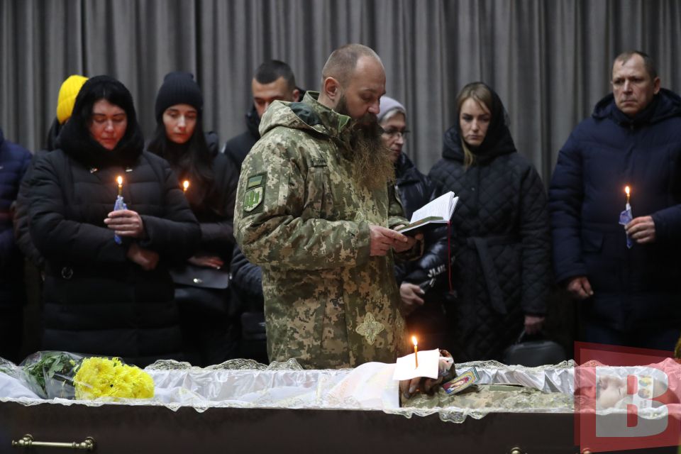Терпів біль та не падав духом. У Хмельницькому попрощалися з військовим Русланом Конопельком