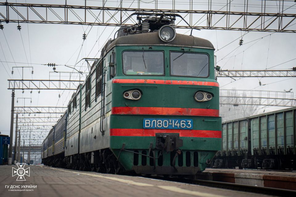 З Херсона до Хмельницького щоденно курсує евакуаційний потяг (ФОТО)
