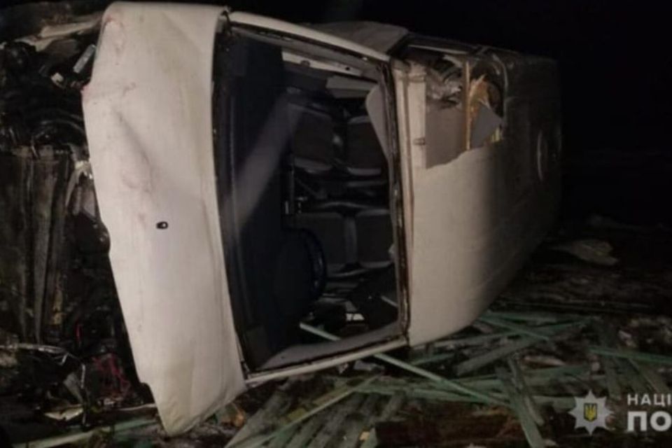На Шепетівщині автомобіль врізався в паркан: постраждала 14-річна дівчина