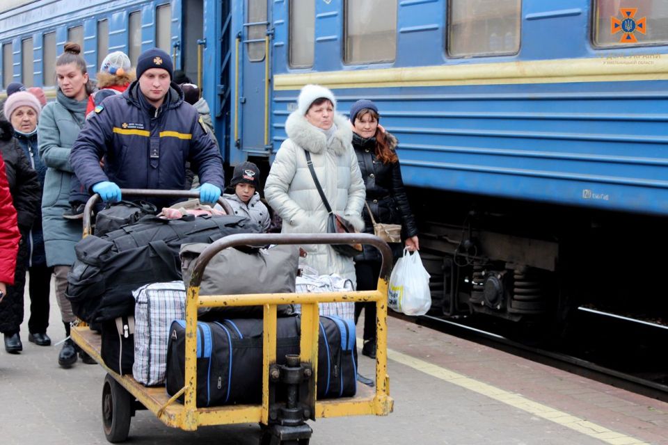 Усе життя в одній сумці: на Хмельниччину прибув евакуаційний потяг з Херсону