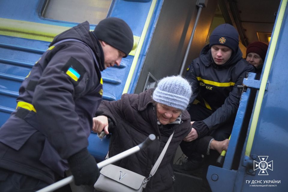 Пережити фатальні холодні місяці: десятки херсонців прибули на Хмельниччину