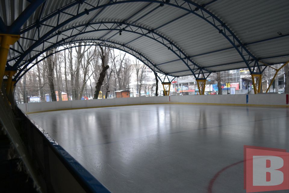 У Хмельницькому запрацювала ковзанка: дивіться графік і ціни