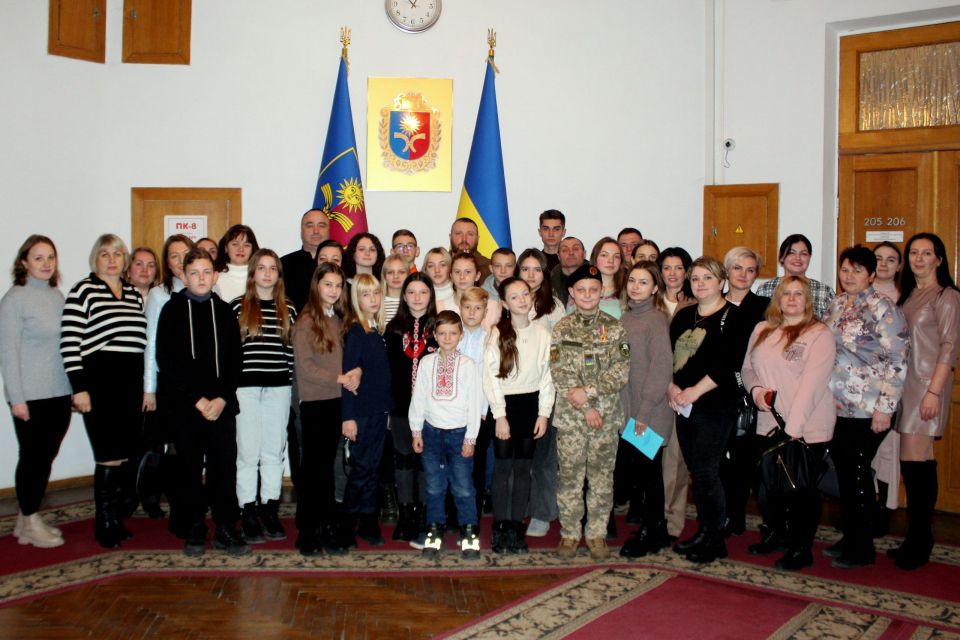 Гамалій вручив відзнаки дітям-волонтерам Хмельниччини (ФОТО)