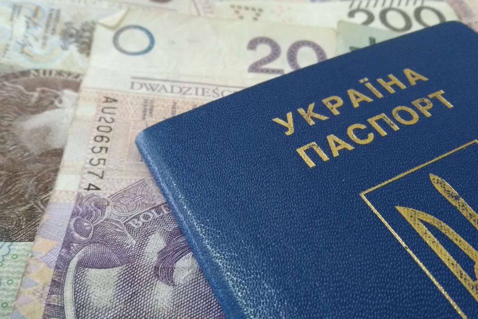 Хмельничанам у Польщі припинили виплачувати одну з фіндопомог: яку саме