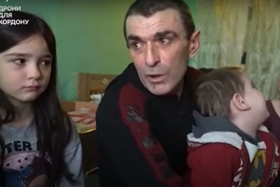 Били струмом і змушували кричати «слава росії!»: історія евакуйованої на Хмельниччину багатодітної родини з Херсону