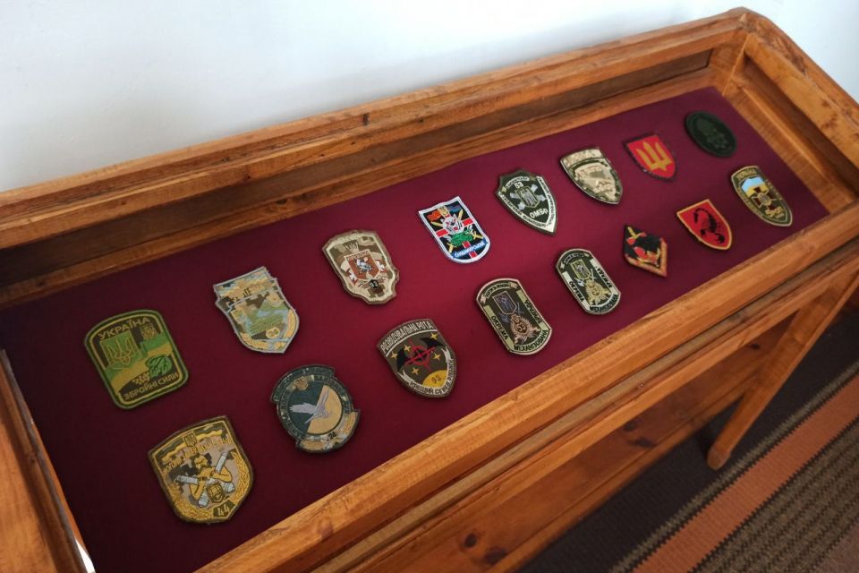 Що закодовано в символіці ЗСУ: в Шепетівці діє виставка шевронів