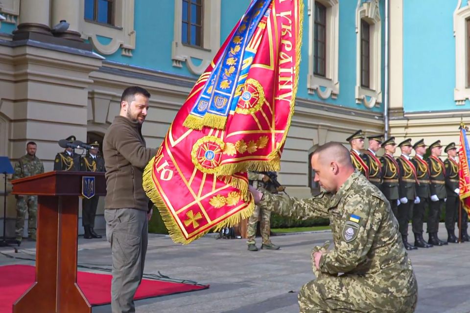Зеленський вручив бойовий прапор танкістам Хмельниччини (ФОТО)
