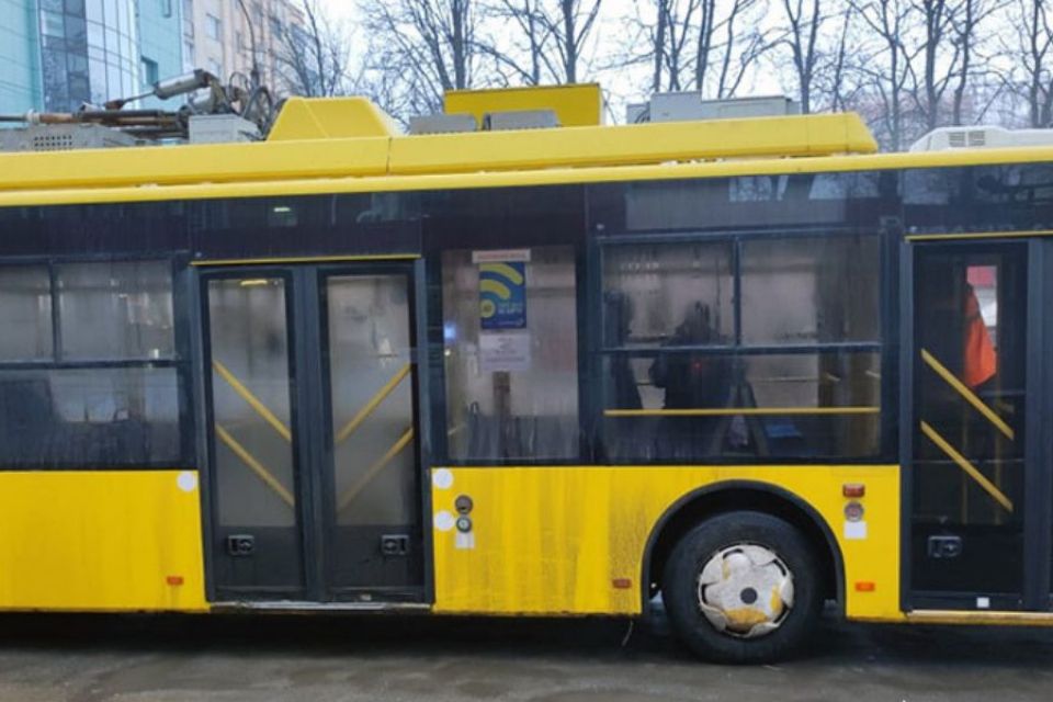 ДТП у тролейбусі: чоловік впав, бо водійка різко загальмувала