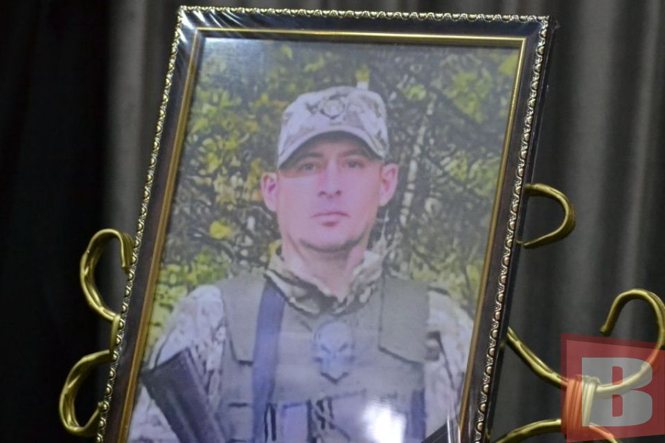 “Як же тебе жаль, сину”. Хмельничани попрощались з 40-річним Миколою Цвиком
