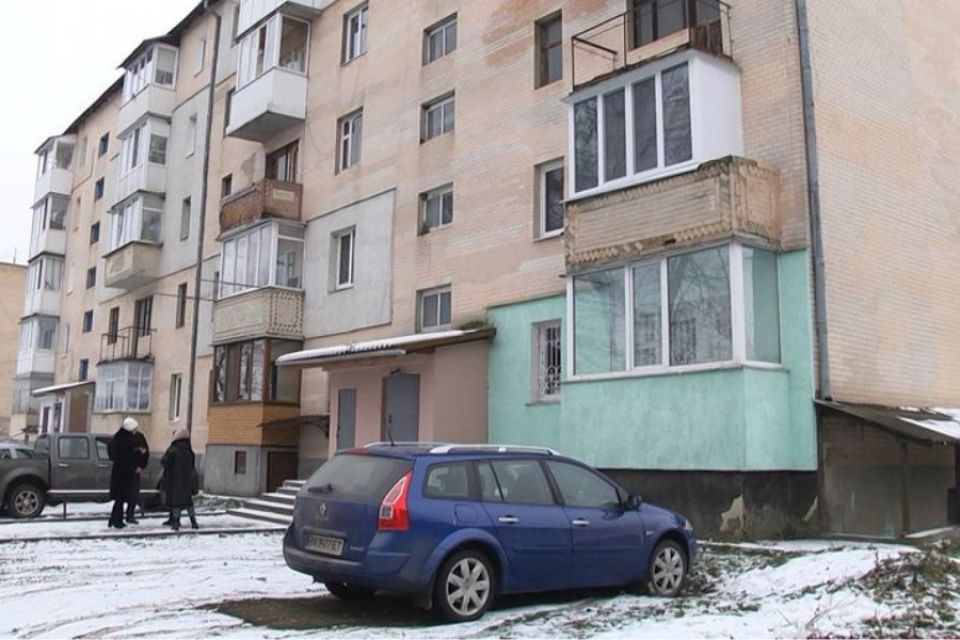 Вісім градусів в квартирі та вода з криниці: як виживають мешканці Летичева без електрики та опалення