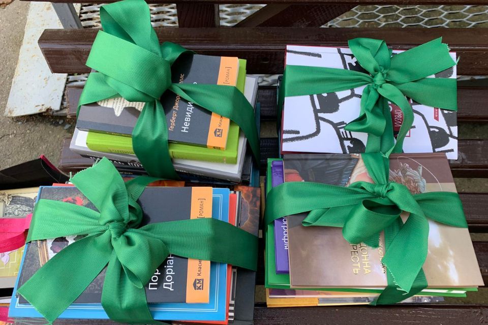 У Хмельницькому продовжують збирати книги для поранених військових