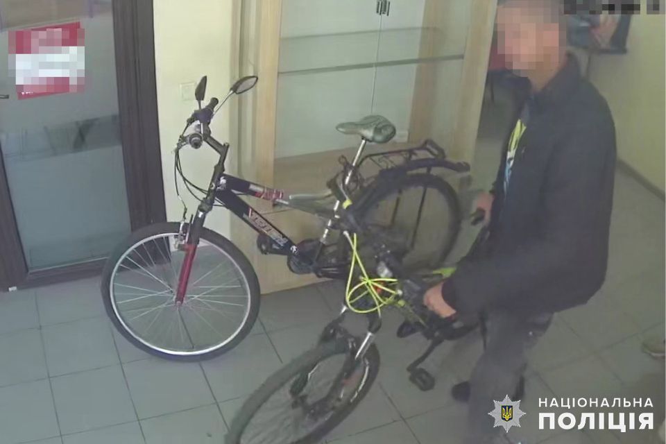 Серійному крадію велосипедів у Хмельницькому оголосили підозру
