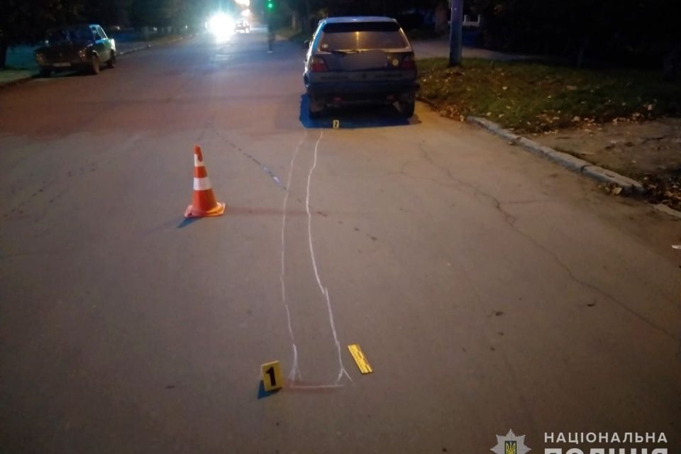 Загинула 82-річна пішохідка: поліцейські Кам'янеччини шукають свідків ДТП