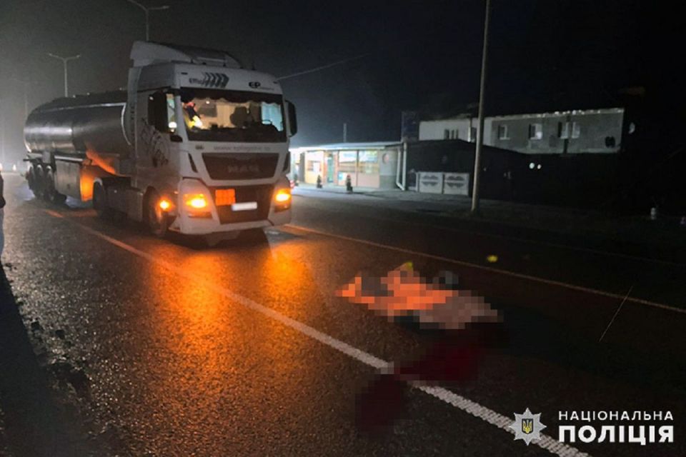 Смерть на дорозі: мешканець Ярмолинеччини загинув під колесами вантажівки