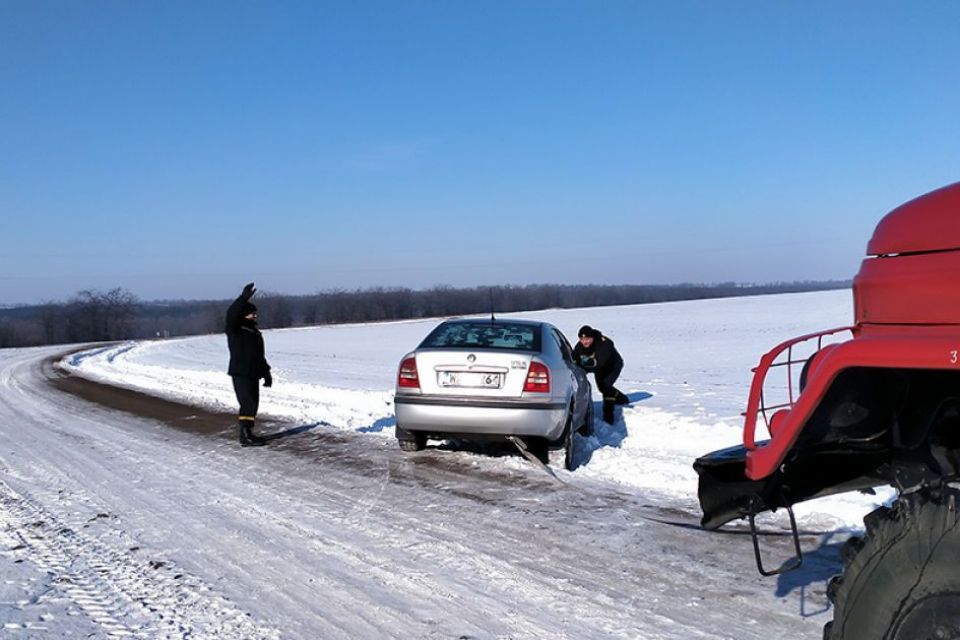 На Хмельниччині автомобіль застряг в кюветі. Водій попросив допомоги