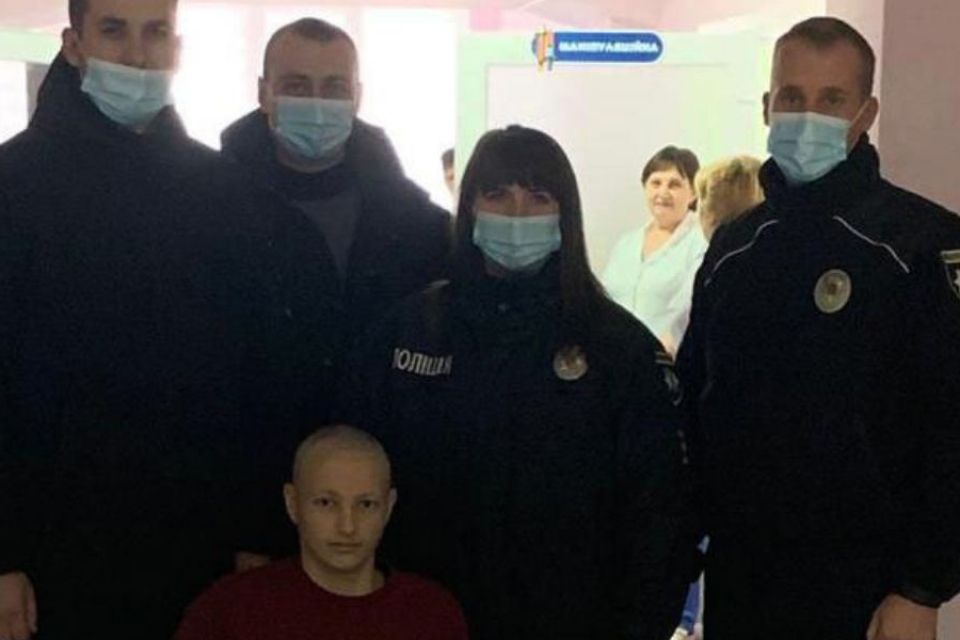 У Хмельницькому поліцейські здійснили мрію онкохворого хлопчика