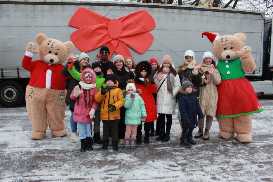 “Сила любові”: хмельничани відправили вантажівку подарунків дітям Херсонщини (ФОТО)