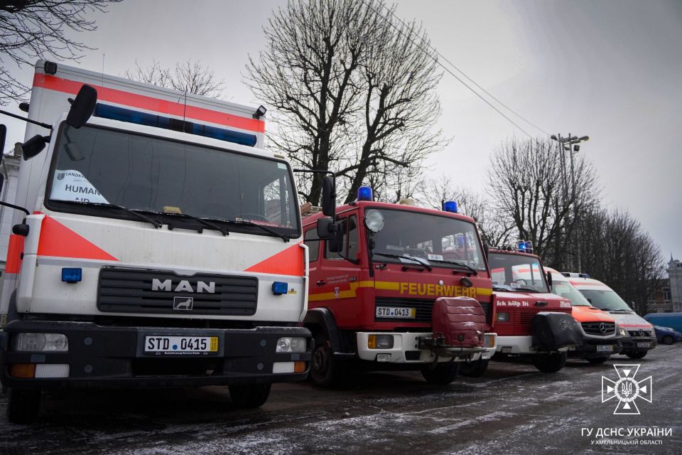 Хмельниччина отримала 3 пожежних авто та 2 “швидкі” з Німеччини: як вони виглядають (ФОТО, ВІДЕО)