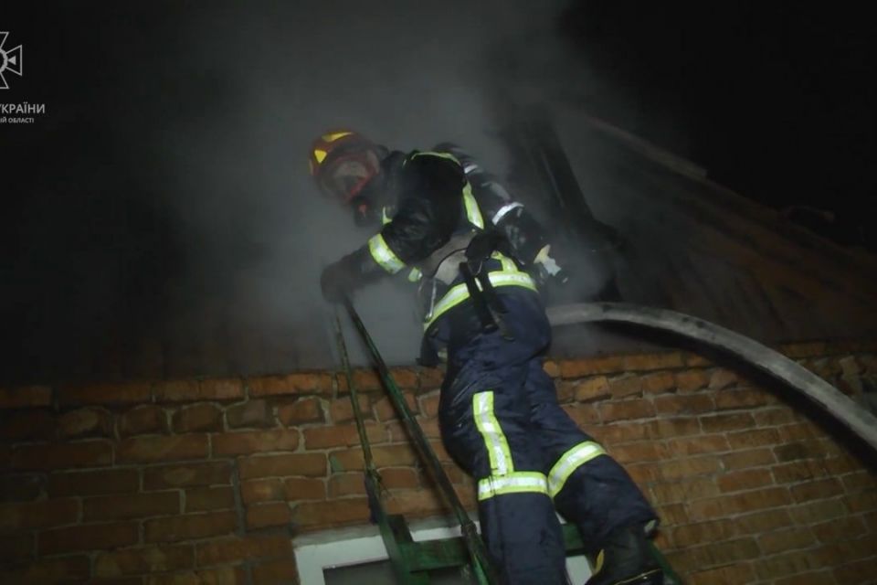 Пожежа у Дубовому: надзвичайники врятували людську оселю від вогню (ВІДЕО)