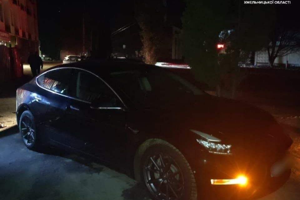 Невідомі пошкодили “Tesla” та ще два легковики: подробиці
